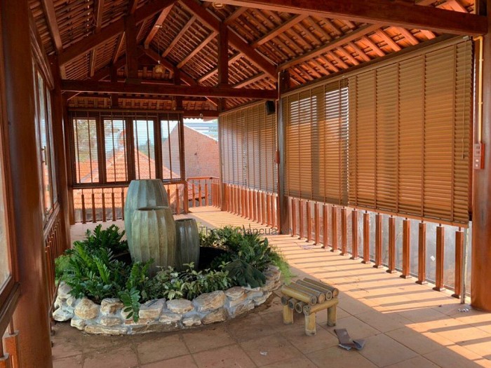 Nhà chòi sân vườn kèm rèm tiện lợi, dễ điều chỉnh ánh sáng, tạo không gian thư giãn riêng tư lý tưởng