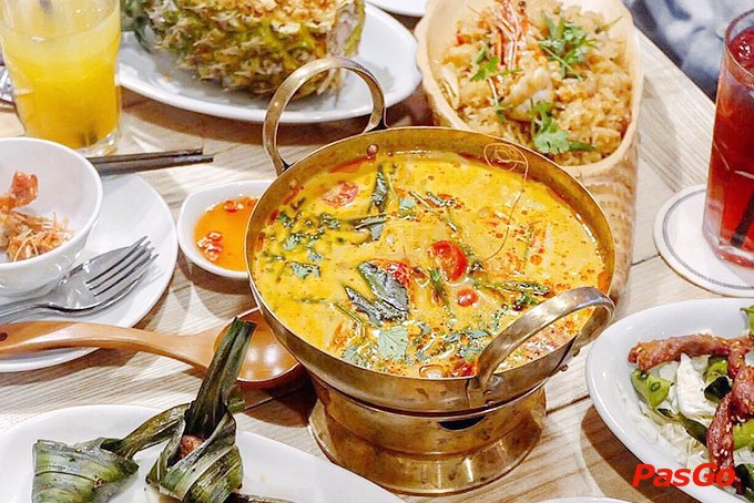 Bàn tiệc thịnh soạn tại Chai Talay Xã Đàn