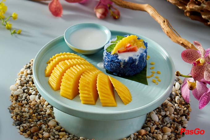 Chang Modern Thai Cuisine với bàn ăn thịnh soạn các món Thái