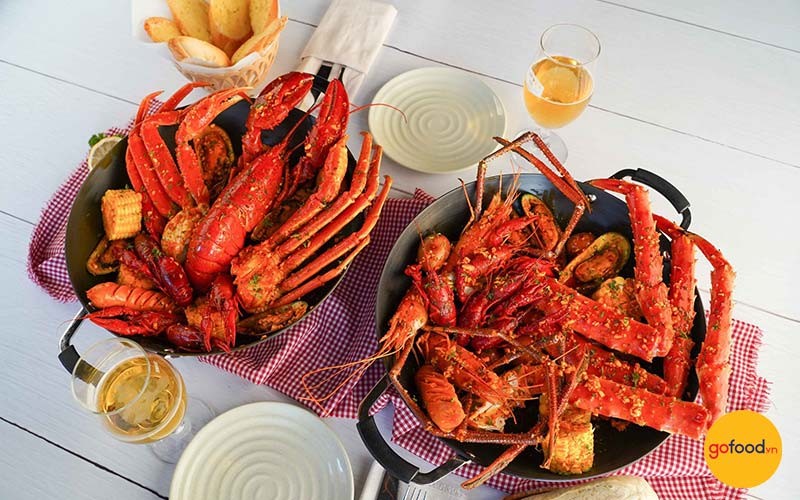 Hải sản Lobster Bay nổi tiếng với nước sốt Cajun độc quyền, mang hương vị Âu Mỹ