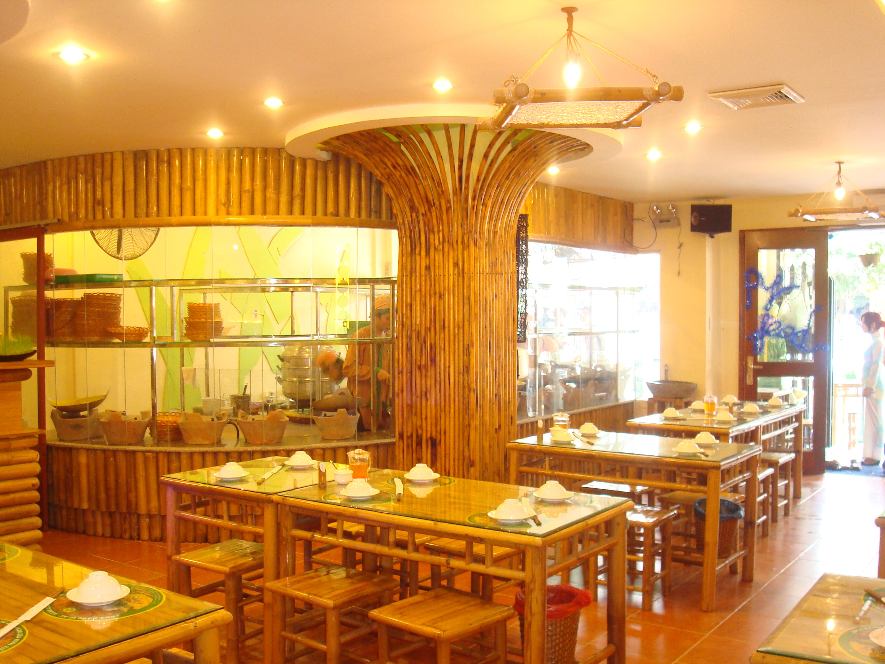 Không gian rộng rãi, thoáng đãng của quán Bánh Xèo Mười Xiềm ở Quận 1