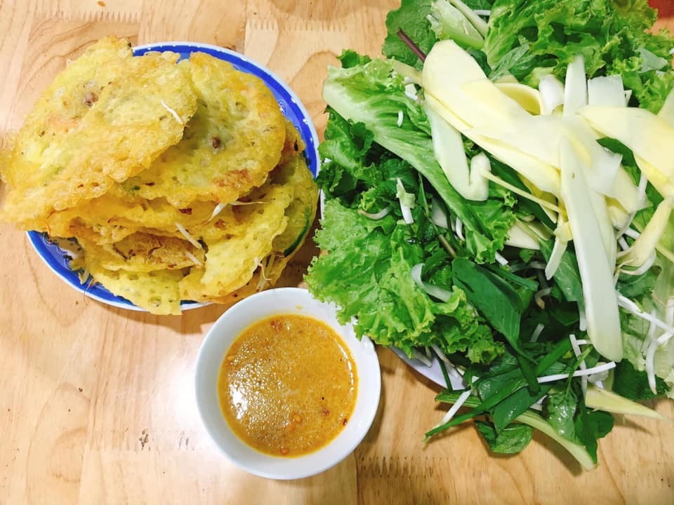 Những chiếc bánh xèo tôm nhảy vàng ươm, giòn rụm đầy hấp dẫn