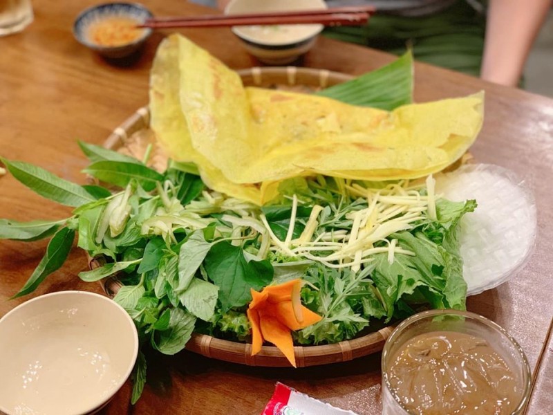 Bánh xèo rau rừng củ hủ dừa, món đặc trưng tại Quán Gỗ với hương vị độc đáo