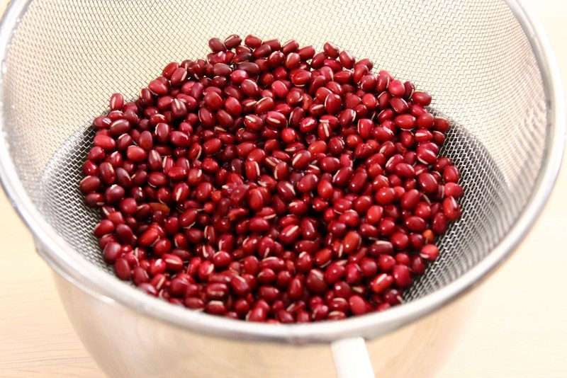Đậu đỏ chứa nhiều dưỡng chất chống lão hóa da, giúp da sáng mịn, hồng hào