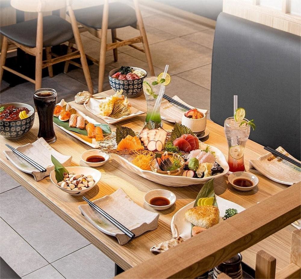 Khay sushi và sashimi tươi ngon tại nhà hàng Sushi Kei