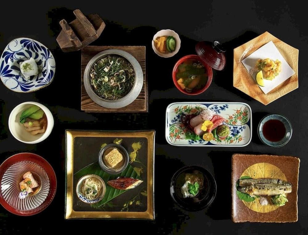 Bộ thực đơn Kaiseki với đa dạng các món sushi, sashimi và món truyền thống Nhật Bản