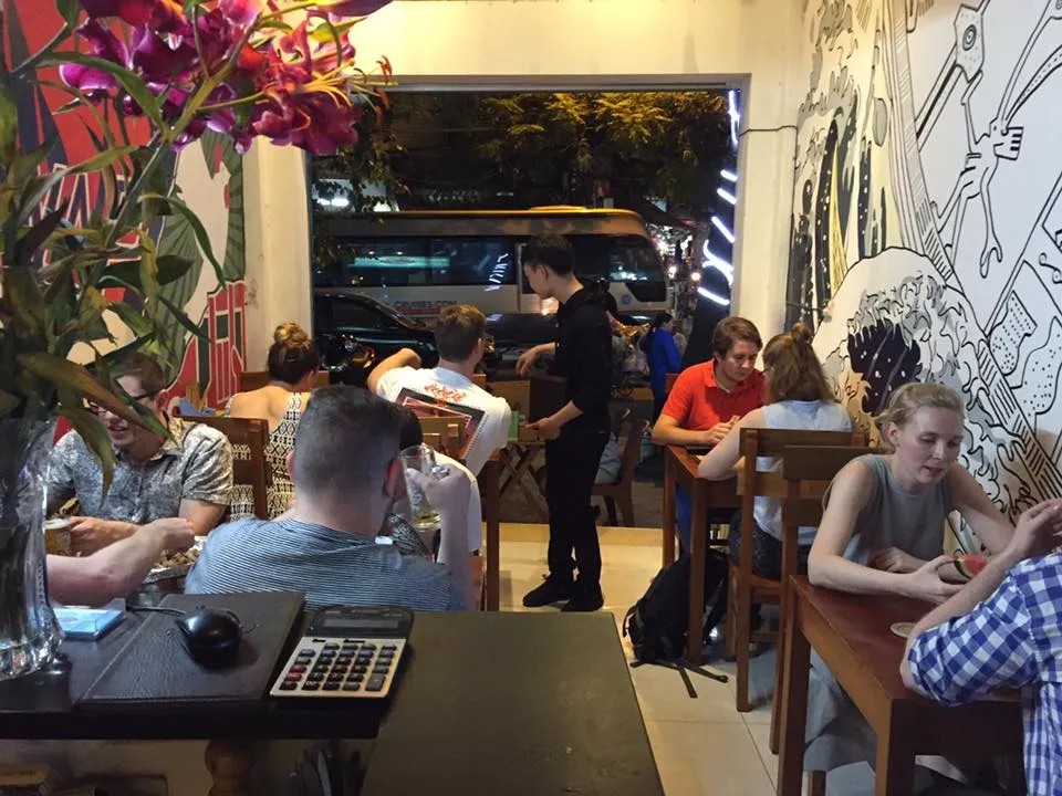 Khu vực bàn ăn riêng tư tại Don Duck tràn ngập ánh sáng tự nhiên