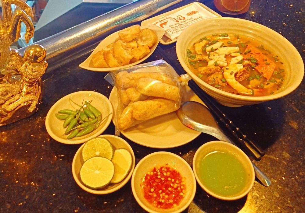 Tô bánh canh cua đầy đặn với đầy đủ các gia vị đi kèm