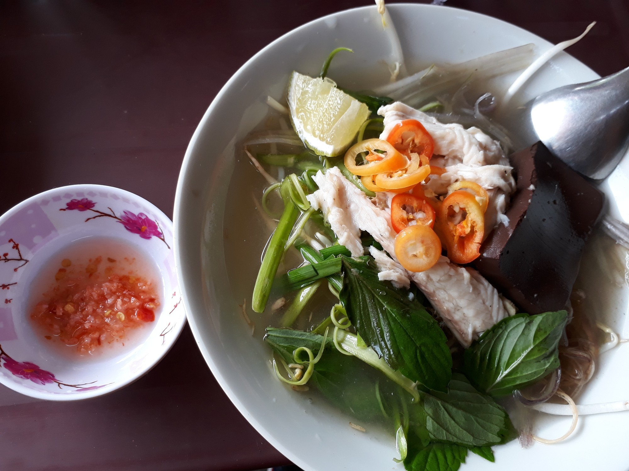 Một tô bún nước lèo Trà Vinh thông thường, đầy đủ topping hấp dẫn