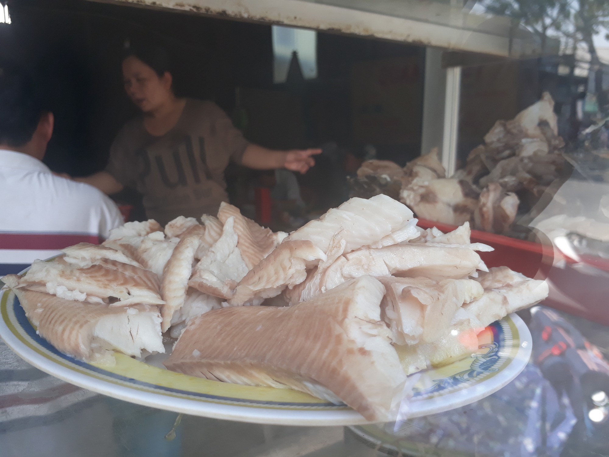 Thịt nạc cá lóc tươi ngon, dai ngọt được lóc xương để làm nhân bún