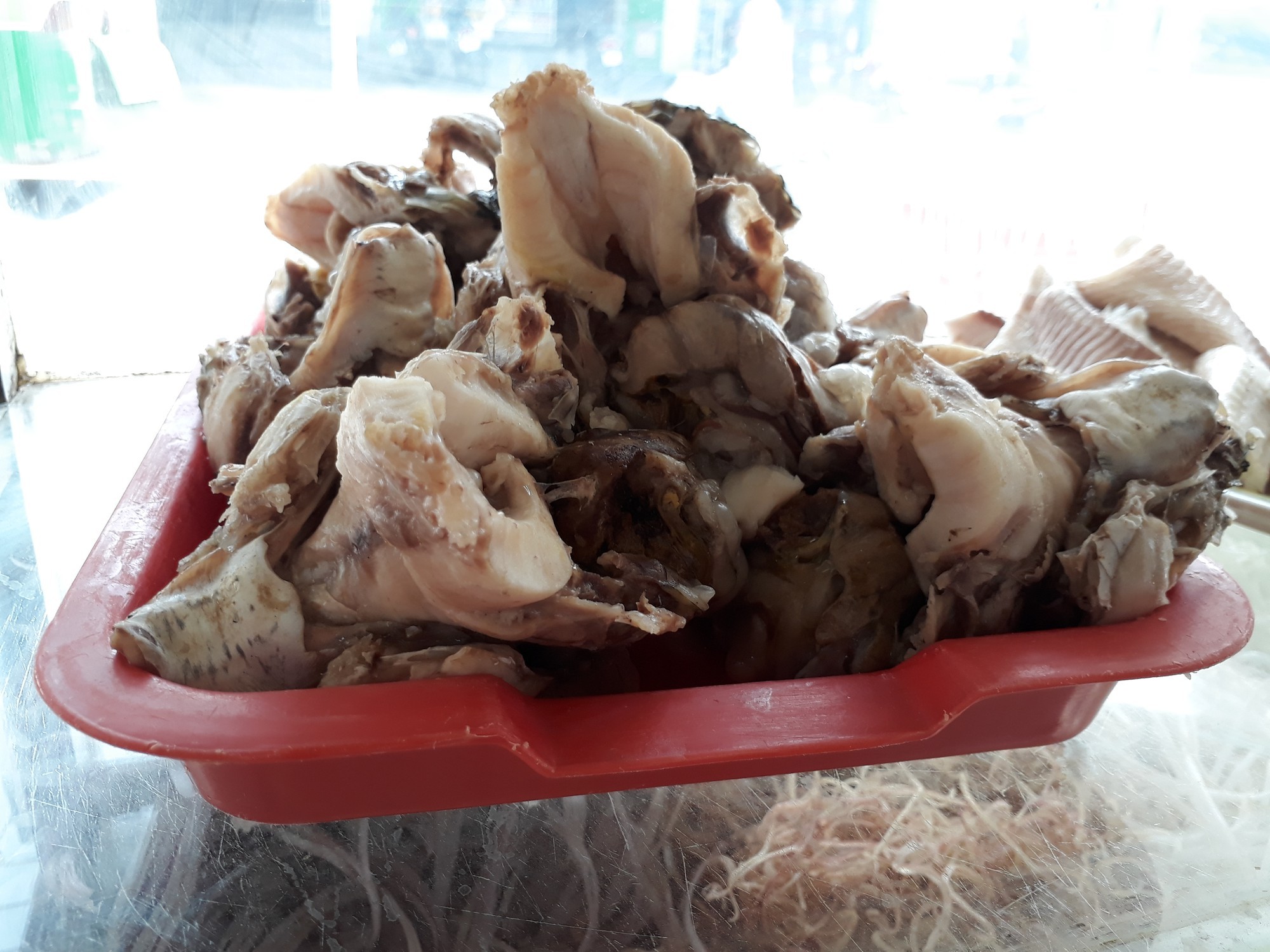 Đầu cá lóc tươi ngon được dùng trong món bún nước lèo Trà Vinh