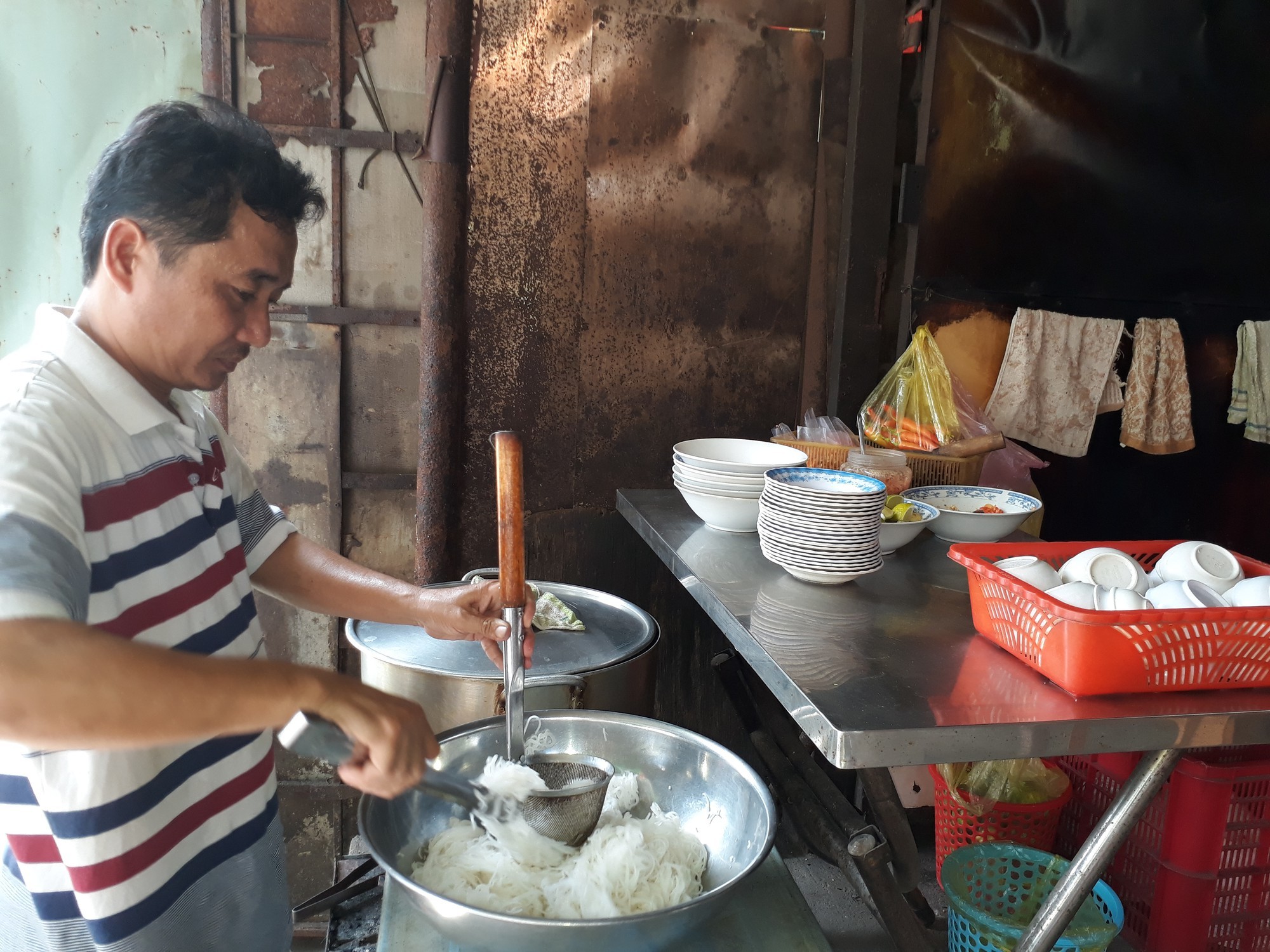 Hình ảnh anh chủ quán người Trà Vinh đang phục vụ thực khách