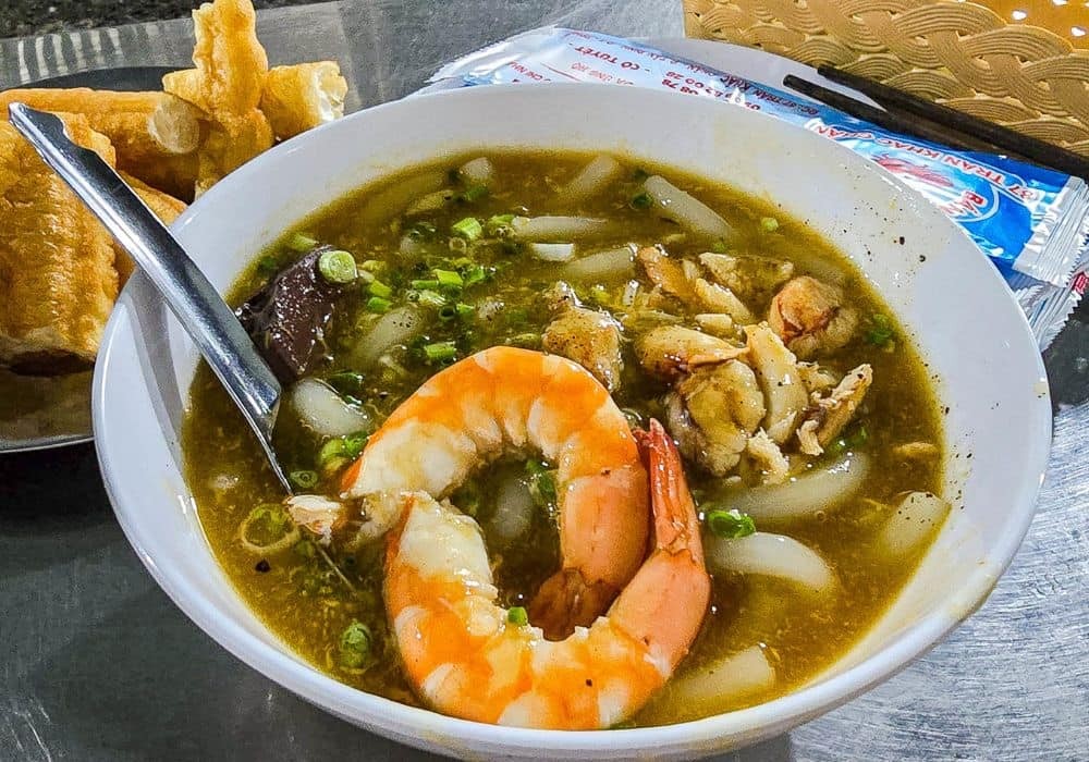 Phần nước dùng đặc biệt của bánh canh cua Lộc Vừng mà không nơi đâu có