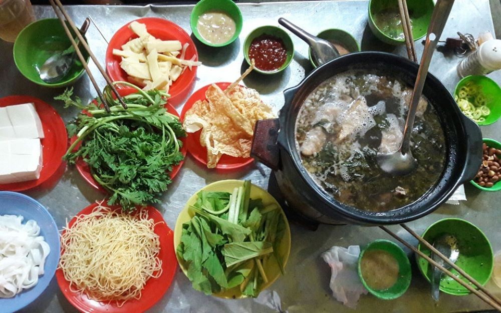 Lẩu dê 218 với nồi lẩu nghi ngút khói, đầy ắp rau và thịt