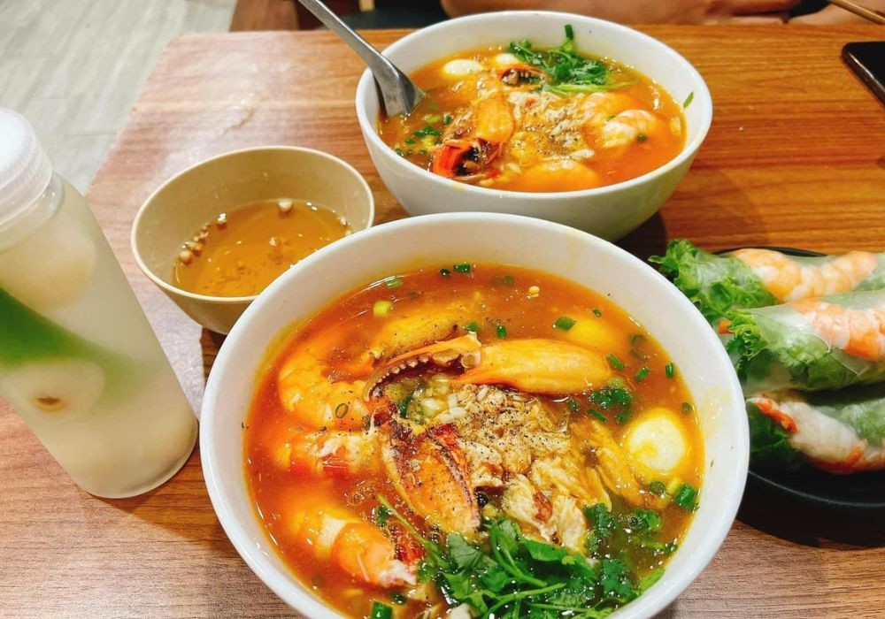 Bánh canh cua Hoàng Lan nổi bật với phần càng cua siêu to được tách cẩn thận