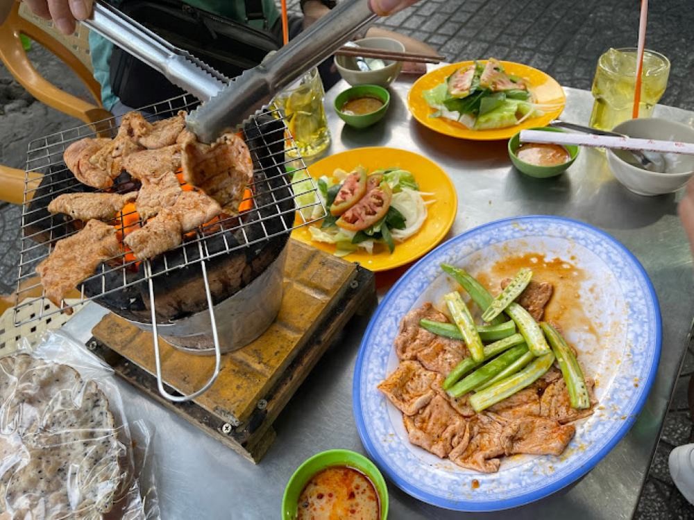 Lẩu dê Lâm Ký với thịt dê thái lát đều và các loại rau ăn kèm