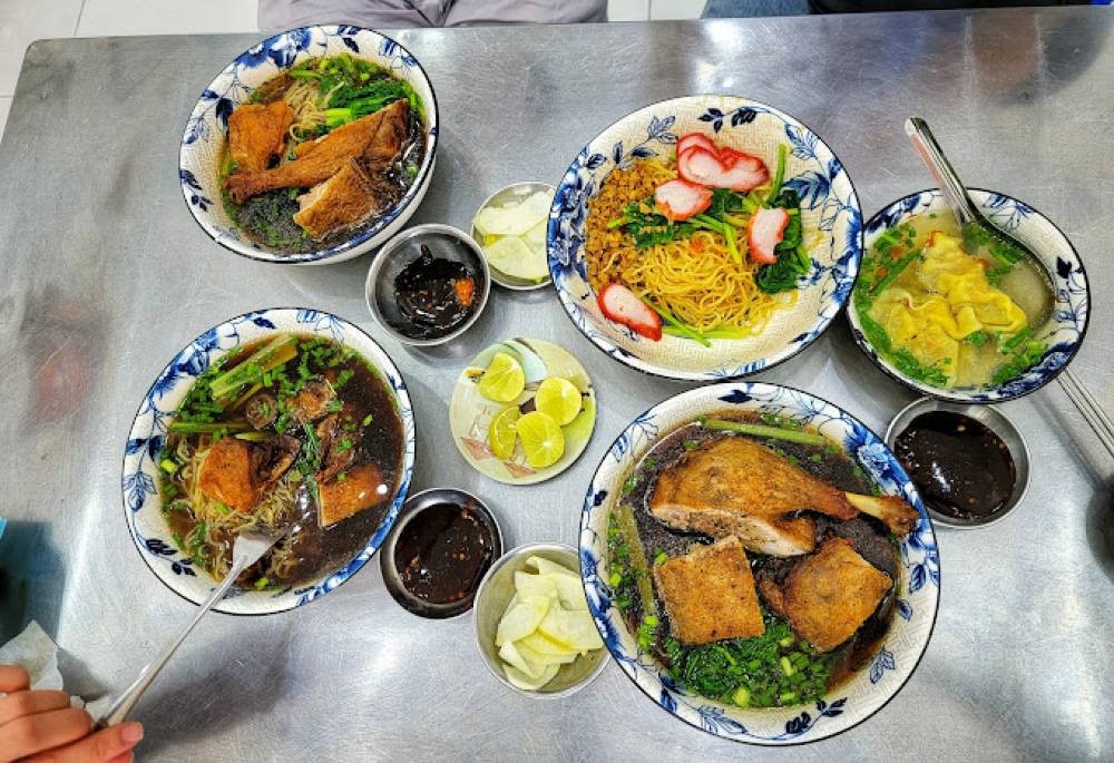 Thưởng thức tô mì vịt tiềm tại quán Hào Ký thơm ngon, chuẩn vị