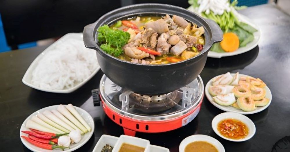 Lẩu dê Tài Ký với nước lẩu đậm đà, thịt dê mềm ngọt