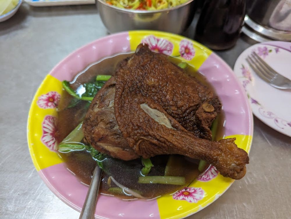 Mì vịt tiềm A Cón với mùi thơm thuốc bắc và nước dùng ngọt thanh