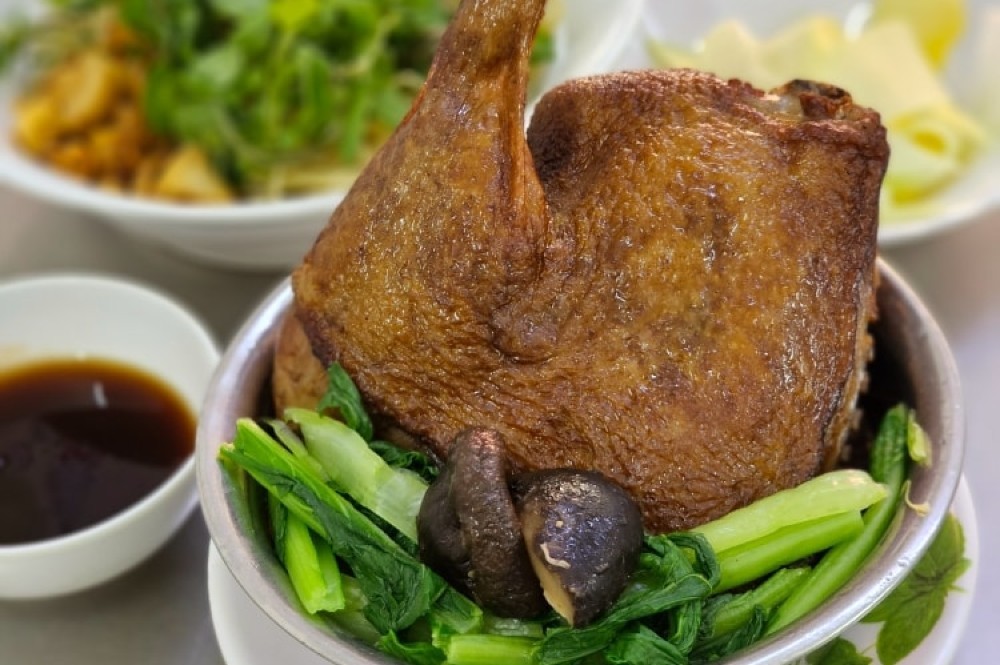 Tô mì vịt tiềm nấm đông cô đầy đặn tại Dìn Chón Mì Gia
