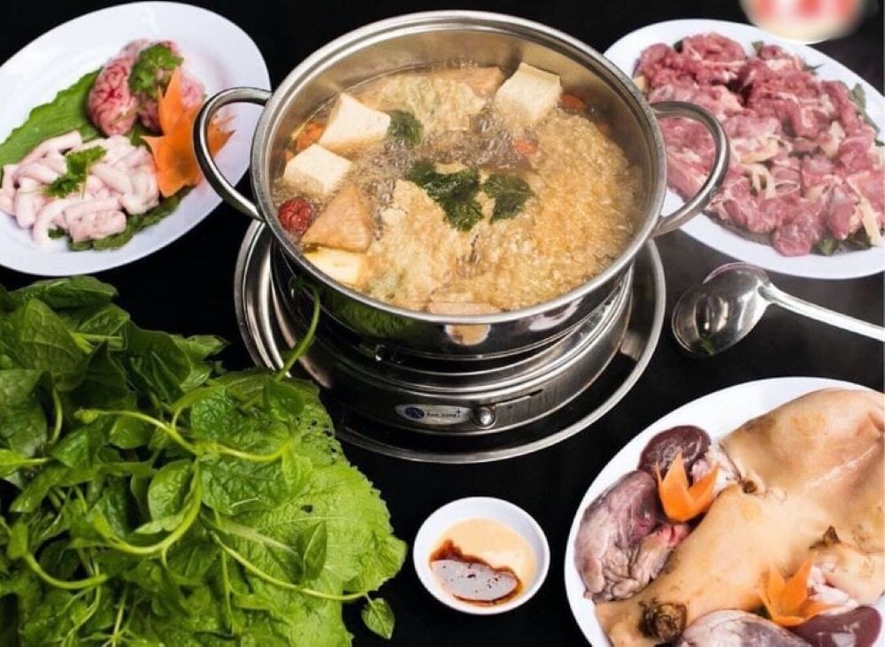 Lẩu dê Đồng Hương với nồi lẩu lớn, phù hợp cho các buổi tụ tập