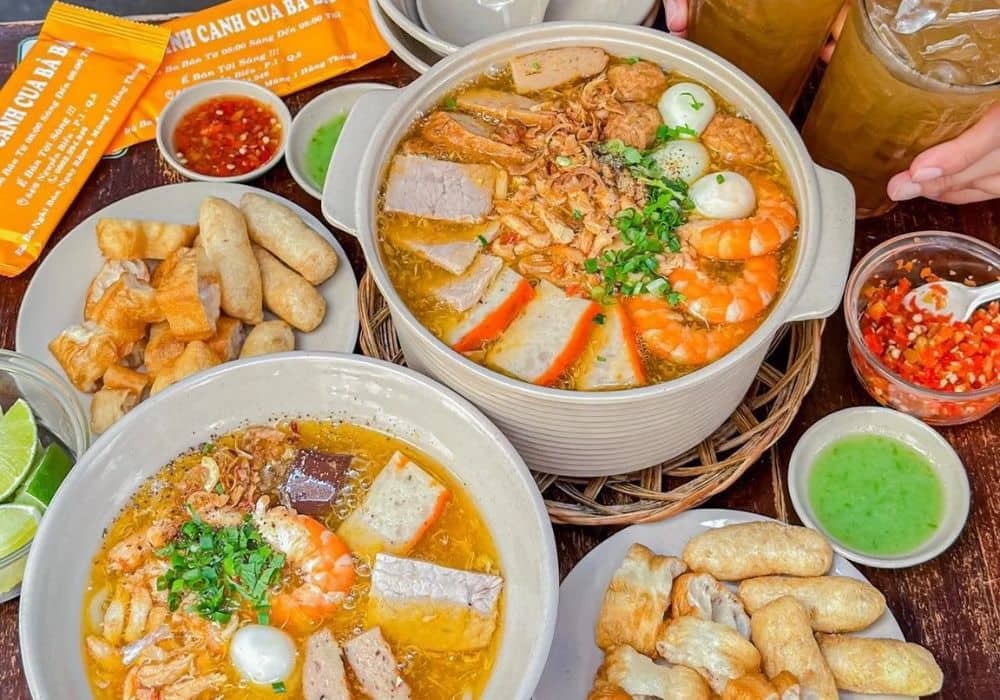 Một bàn bánh canh cua Bà Ba đầy đủ cực hấp dẫn
