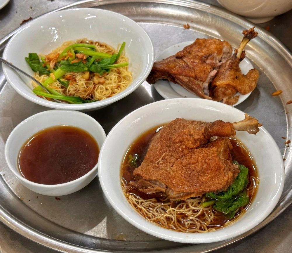 Mì vịt tiềm Thiêm Huy nổi tiếng với sợi mì dai, thịt mềm và hương vị thơm ngon