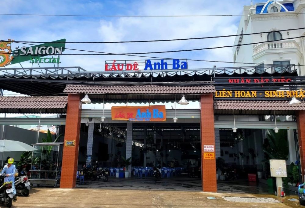 Lẩu dê Anh Ba Tân Phú với nồi lẩu lớn và các món dê nướng hấp dẫn