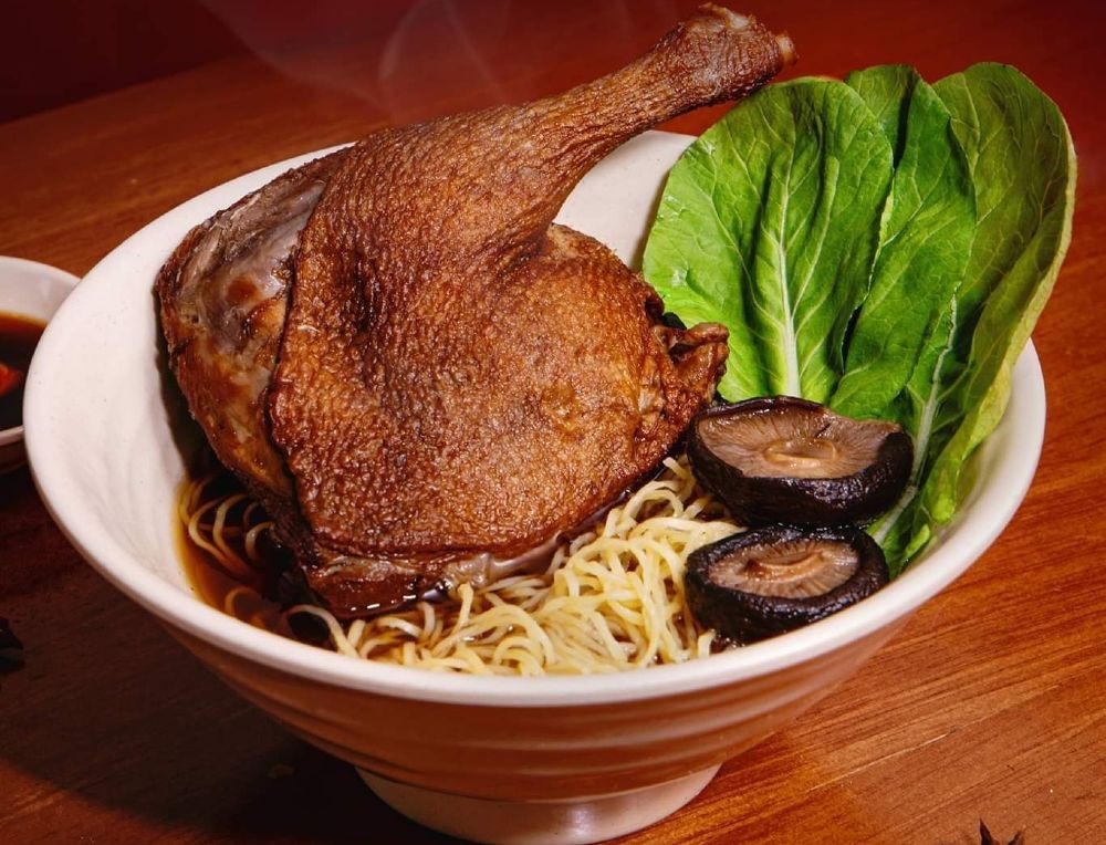 Khải Ký Mì Gia, quán ăn Trung Hoa gia truyền với món mì vịt tiềm thơm ngon