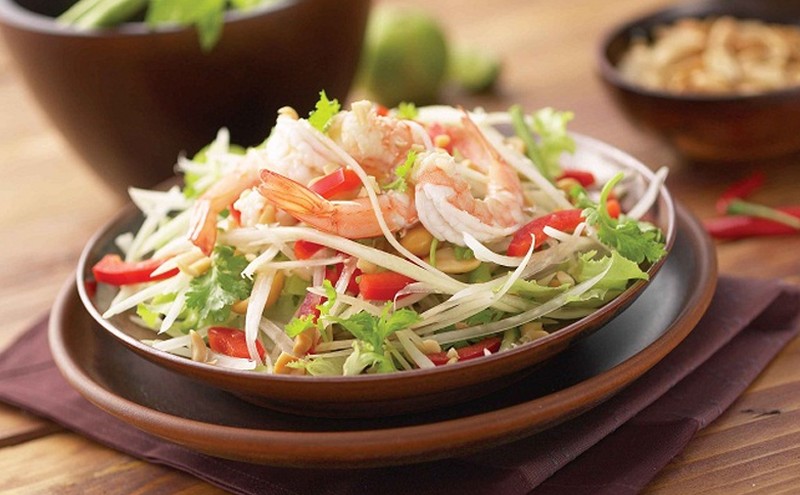 Gỏi củ sâm đất trộn thịt gà là món ăn khai vị thanh mát và bổ dưỡng