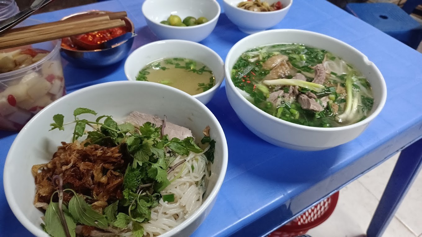 Bát bún ngan Chùa Hà đầy đặn với thịt ngan thái lát to, nước dùng thơm ngọt