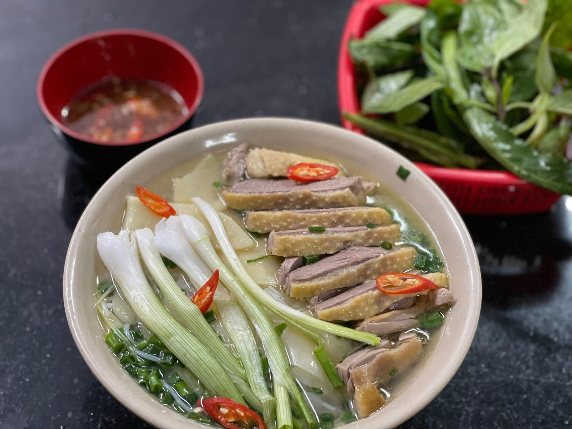 Món bún ngan tại quán Huyền Anh trên phố Nguyễn Du với thịt ngan săn chắc, nước dùng ngọt thanh