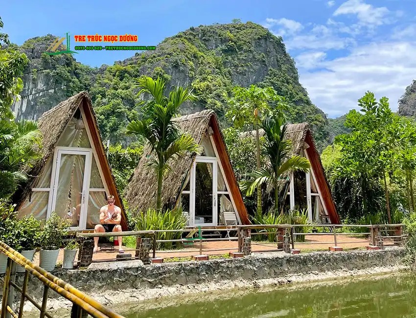 Bungalow khung thép lắp ghép kết hợp bao che gỗ, tre, lá để giảm cảm giác công nghiệp
