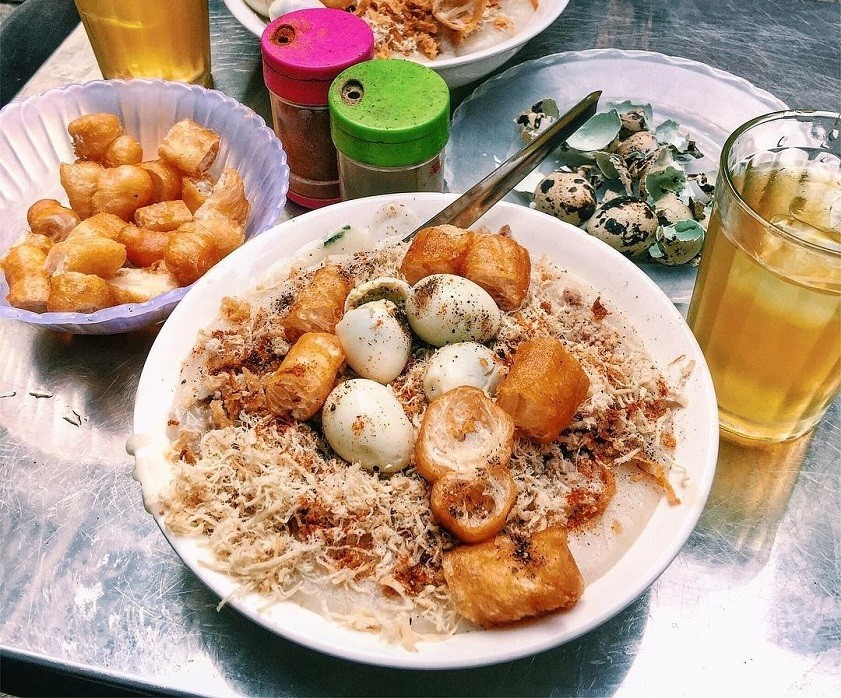 Từng suất cháo sườn Hà Nội tại quán Bà Lợi Còng luôn đầy ắp topping
