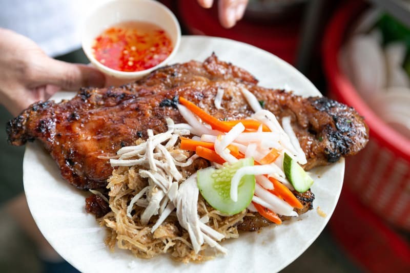 Đĩa cơm tấm Ba Ghiền với miếng sườn nướng lớn vàng ươm