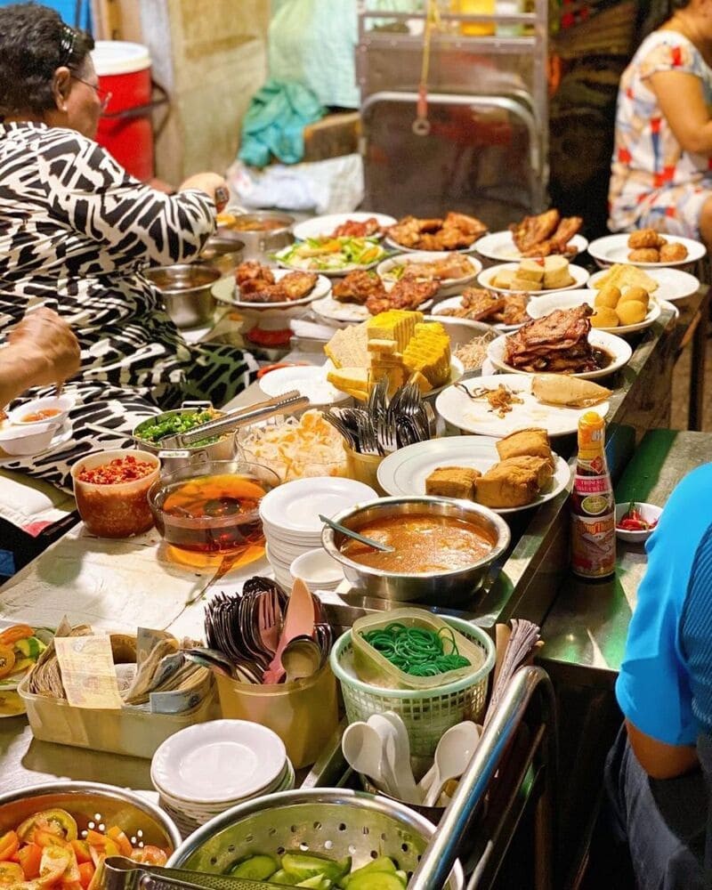 Cận cảnh đĩa cơm tấm Bãi Rác với sườn nướng và các món ăn kèm