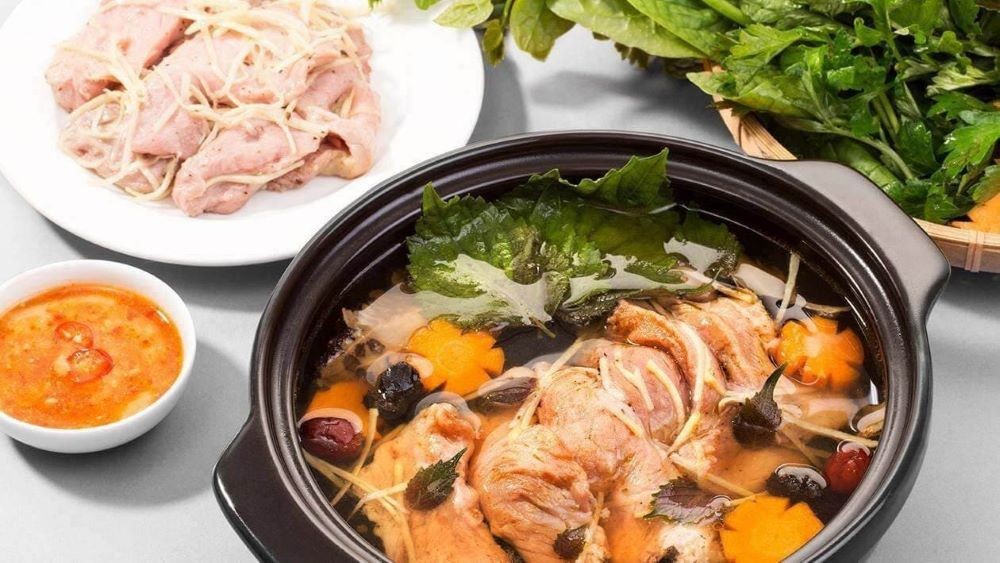 Lẩu dê Sài Gòn Thảo Ký với nước lẩu trong và thịt dê đã được thái sẵn