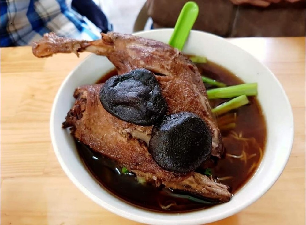 Mì vịt tiềm thuốc bắc và nấm đông cô được nhiều thực khách yêu thích tại Hải Ký Mì Gia