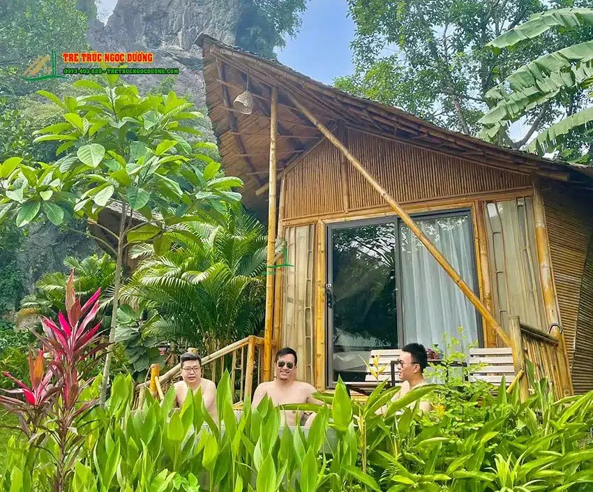Mẫu nhà bungalow đẹp có thiết kế độc bản bằng tre trúc lợp mái lá