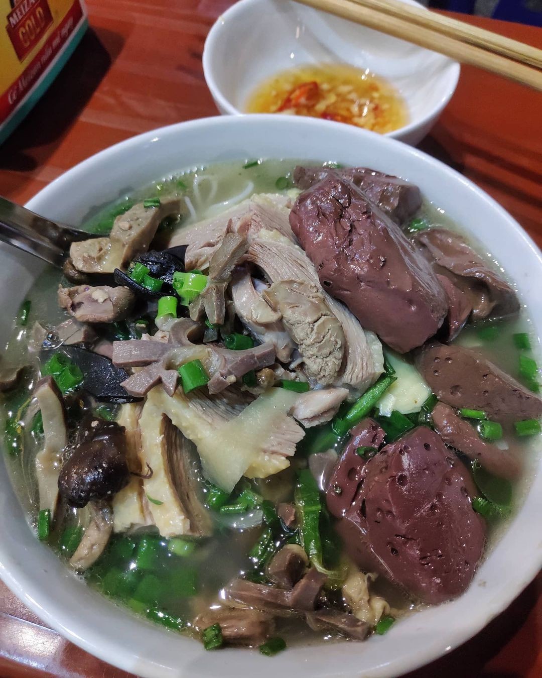 Món ngan dé tại quán trên phố Phan Chu Trinh với thịt ngan vàng óng, chắc ngọt