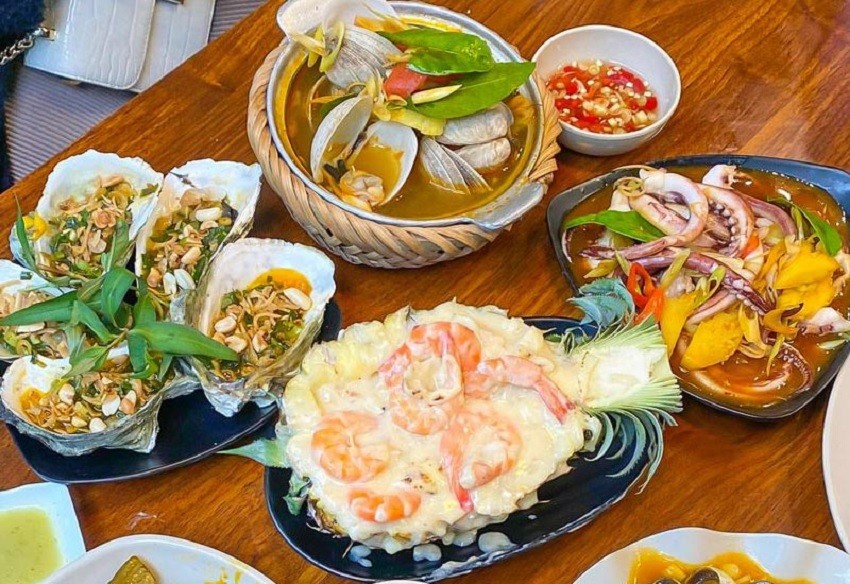 Ốc Bự Hải Phòng có các món ăn chế biến hương vị thơm ngon kết hợp cùng ba vị nước chấm “siêu đỉnh”