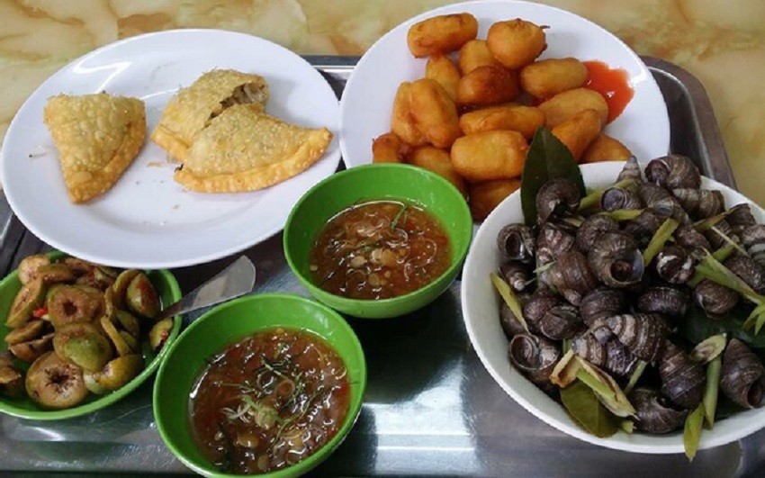 Trải nghiệm hương vị độc đáo và cay nồng của món ăn tại quán Ốc cay hồ Giảng Võ