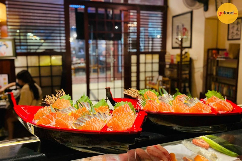 Nhà hàng Sushi Bar với các nguyên liệu hải sản tươi mát