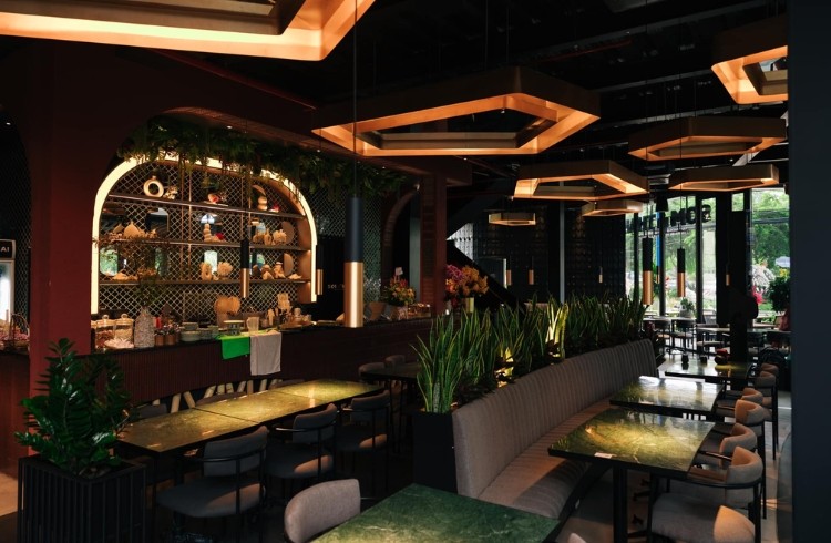 Không gian bên trong Som ตำ Thai – decor bistro kết hợp họa tiết Thái, ánh sáng ấm áp