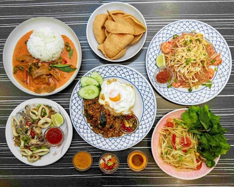 TukTuk Thai Bistro có hương vị chính hiệu và không gian ấm cúng