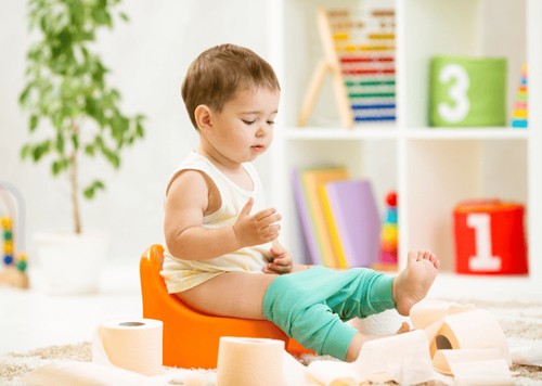 Trẻ nhỏ bị táo bón là vấn đề thường gặp, cần có chế độ ăn giàu chất xơ để cải thiện