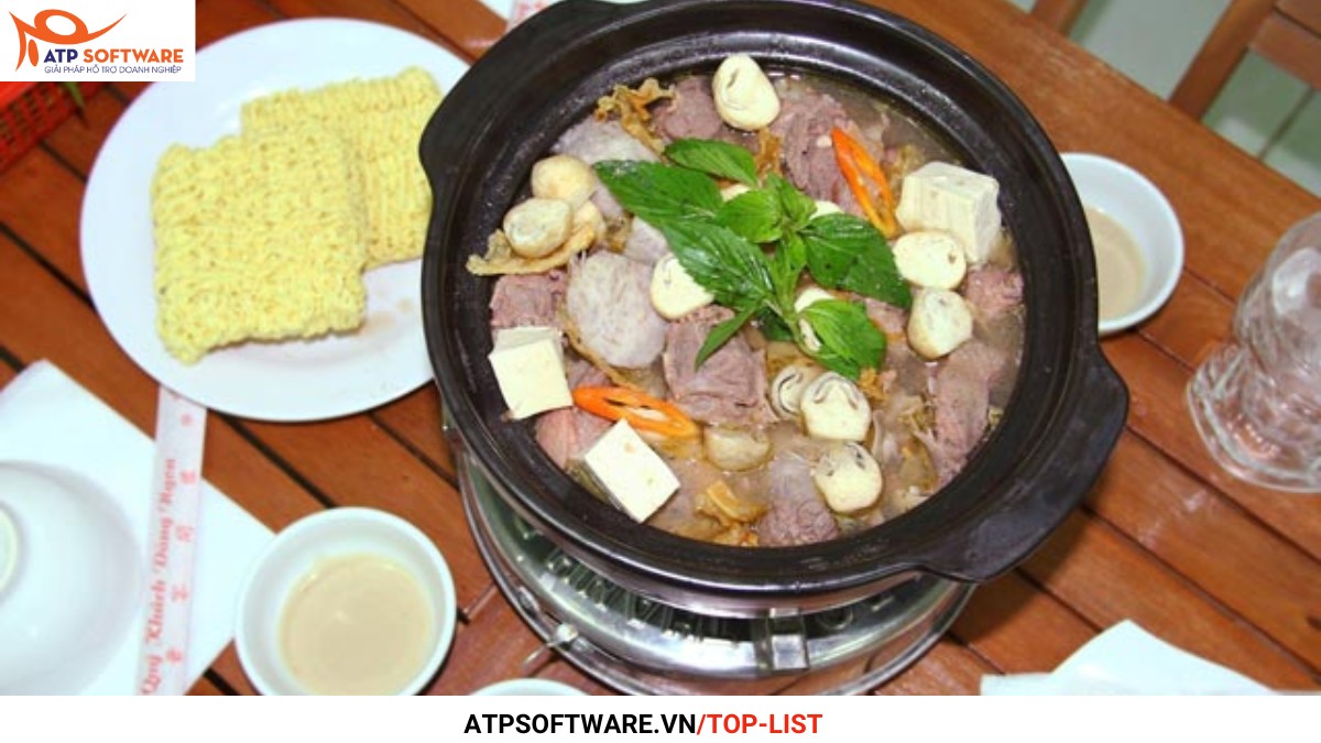 Lẩu vịt nấu chao 154 với nước lẩu vàng óng và thịt vịt hấp dẫn