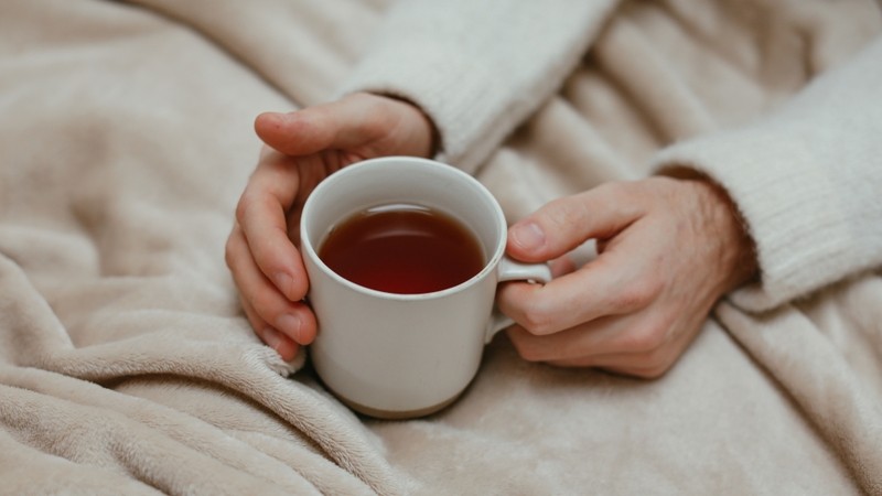 Uống trà hoa cúc ấm trong khoảng 30 phút đến 1 tiếng trước khi đi ngủ giúp bạn ngủ ngon hơn