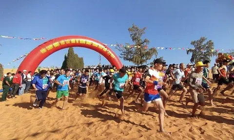 Bình Thuận: Sôi nổi tranh tài ở cuộc thi chạy vượt Đồi cát Mũi Né